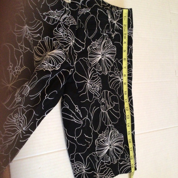 Cache Bermuda Black White Flowers Shorts - Picture 5 of 10